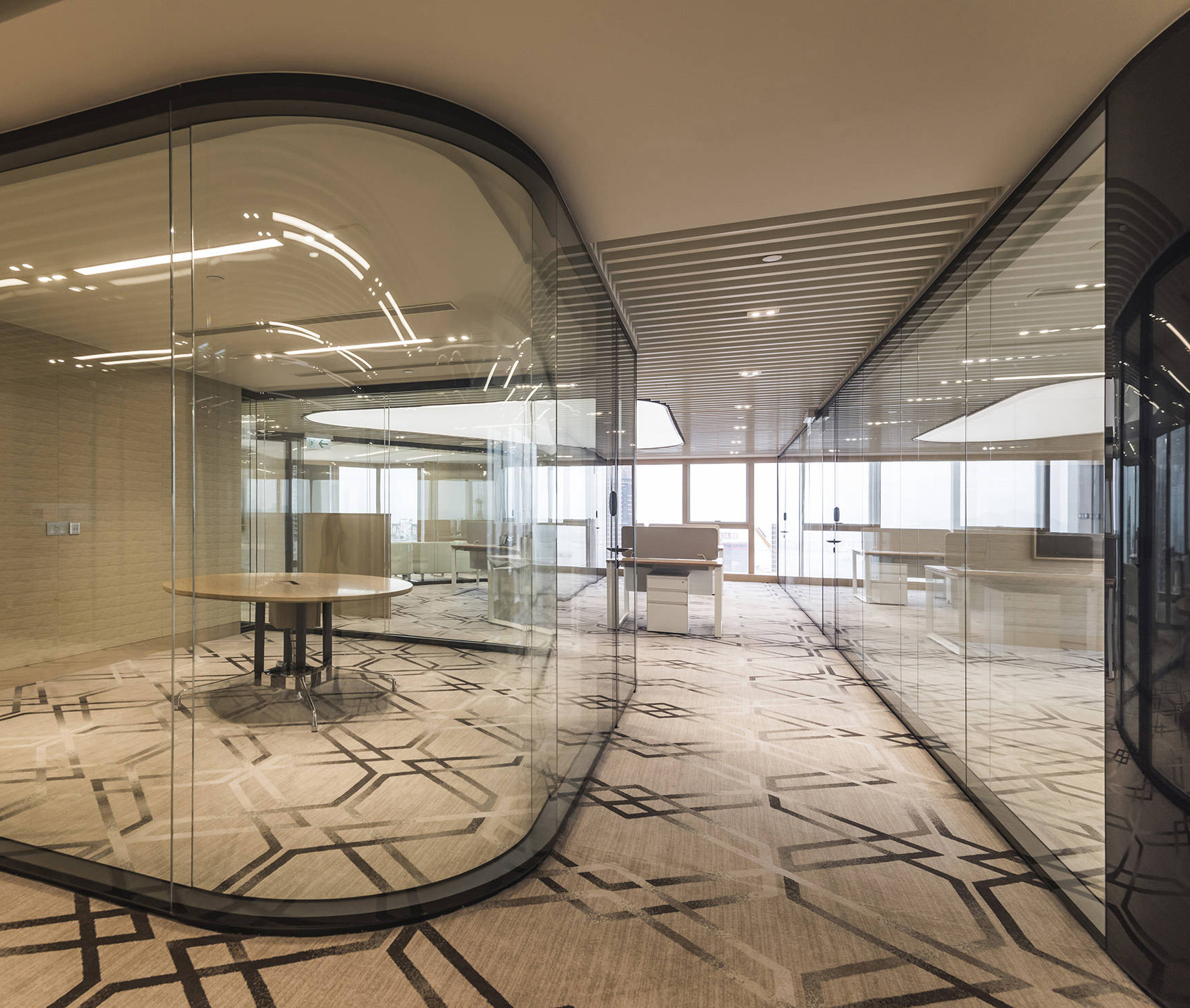 林德纳玻璃隔断：现代空间设计的透明革命与未来图景